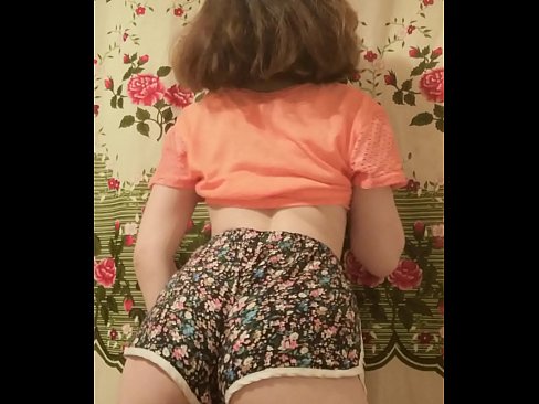 ❤️ 性感的年轻宝贝在镜头前脱下她的短裤 Porno❤