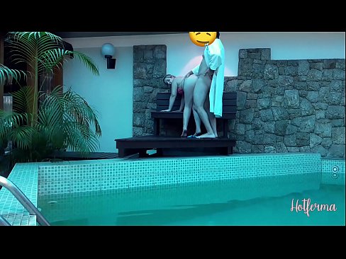 ❤️ 老板邀请女佣去泳池,却忍不住要来个热辣的 Porno❤