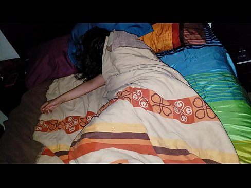 ❤️ 继子在年轻的继母睡觉时责骂她 Porno❤